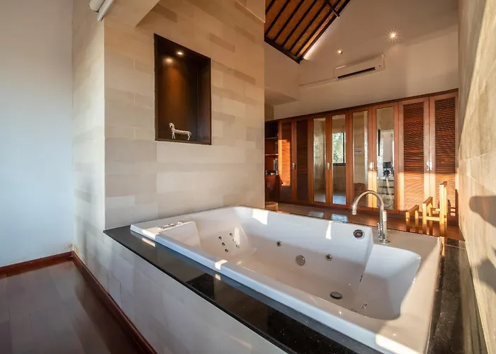 Leana - Private Infinity Pool Inc Pool Fence As Required And Cook * Jimbaran